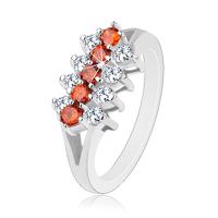 Błyszczący pierścionek ozdobiony pasami pomarańczowych i bezbarwnych cyrkonii - Rozmiar : 52
