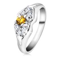 Błyszczacy pierścionek srebrnego koloru, rozdzielone ramiona, żółto-przezroczyste cyrkonie - Rozmiar : 54