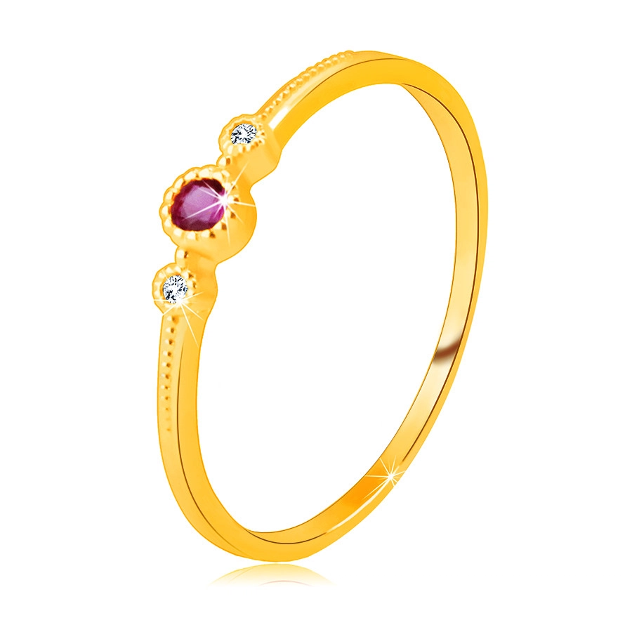 Diamentowy pierścionek z 14K żółtego złota - rubin w oprawie, przezroczyste brylanty, małe kuleczki - Rozmiar : 49