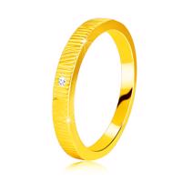 Diamentowy pierścionek z żółtego 14K złota - drobne ozdobne nacięcia, bezbarwny brylant, 1,3 mm - Rozmiar : 49