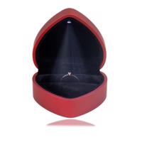 LED upominkowe pudełeczko na pierścionki - serce, matowy czerwony kolor, czarna poduszeczka