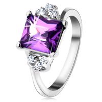 Lśniący pierścionek srebrnego koloru, prostokątna fioletowa cyrkonia, drobne cyrkonie - Rozmiar : 48