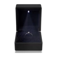 Prezentowe pudełeczko na pierścionki z oświetleniem LED - matowy czarny kolor, kwadrat