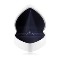 Pudełeczko na pierścionki z LED oświetleniem - serce, błyszczący biały kolor, czarna poduszeczka