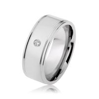 Stalowy pierścionek srebrnego koloru, lustrzany połysk, przezroczysta cyrkonia, nacięcia przy krawędziach - Rozmiar : 60
