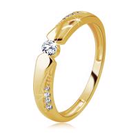 Złoty 9K pierścionek - okrągła cyrkonia w zaokrąglonym wycięciu, ramiona ozdobione cyrkoniową linią - Rozmiar : 52