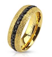 Stalowy pierścionek złotego koloru, błyszczący, z cyrkoniowym pasem, 6 mm - Rozmiar : 62